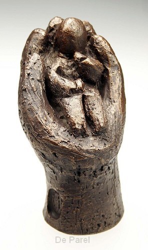 Beeld 15b in Zijn hand 9cm brons