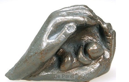 Beeld 712b baby in 2 handen 10cm brons