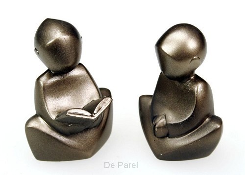 Beeld EM008 lezend meisje+biddende jonge