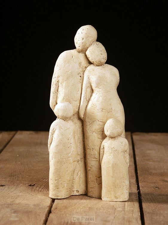 BEELD ZANDKL FAMILIE MET 2 KINDEREN 30CM