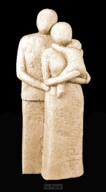 Beeld familie met 1 kind 30cm zandkleur