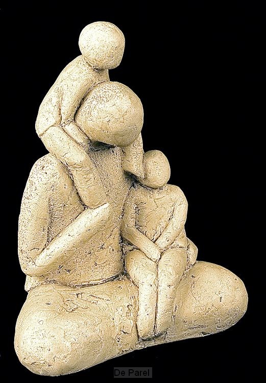 Beeld vader met 2 kinderen 23cm zandkl